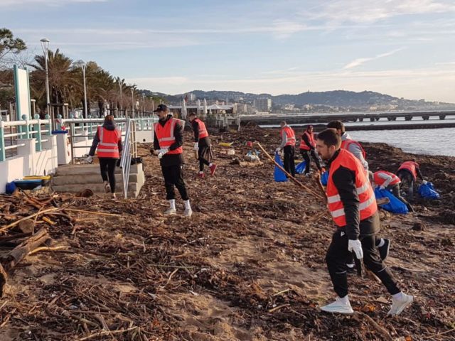 Nettoyage de plage et solidarité pour les Dragons